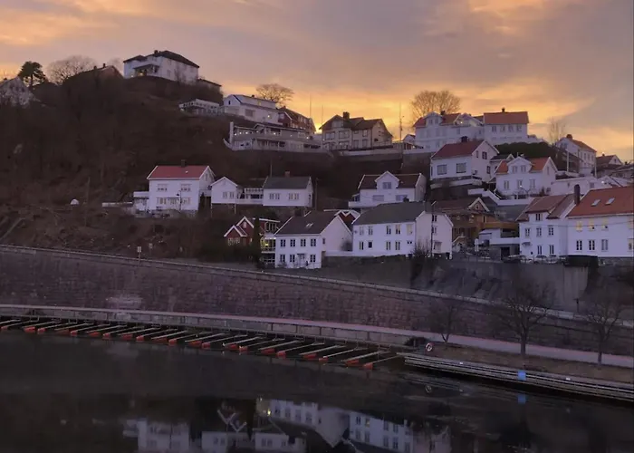 Idyllisk Sorlandshus I Sentrum - I Vannkanten 아파트 *